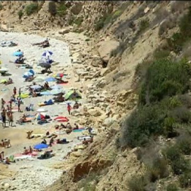 El riesgo de desprendimientos en el litoral español no frena a los bañistas 