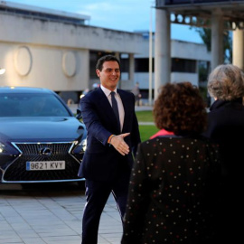 El candidato de Ciudadanos, Albert Rivera (i), es recibido por la administradora única provisional de RTVE