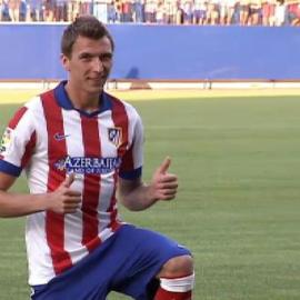 La afición del Atlético, encantada con Mario Mandzukic
