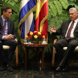 El presidente cubano Miguel Díaz-Canel (d) y el presidente del Gobierno español, Pedro Sánchez, durante la reunión bilateral celebrada en el Palacio de la Revolución, en La Habana. /EFE