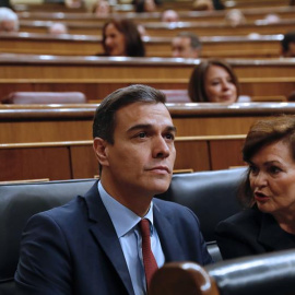 El presidente del Gobierno, Pedro Sánchez, junto a la vicepresidenta, Carmen Calvo, al inicio este miércoles del pleno del Congreso, donde realiza su última comparecencia antes de convocar elecciones.