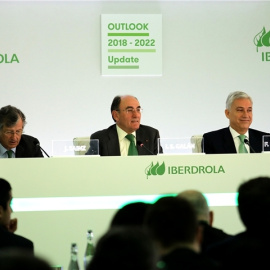 De izquierda a derecha: José Sainz Armada, director Financiero y de Recursos de Iberdrola; Ignacio Galán, presidente ejecutivo, y Francisco Martínez Córcoles, director general de los Negocios del Grupo, durante la celebración, en Londres, del Capital