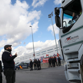Trabajadores de Amazon durante un piquete en el almacén logístico de la multinacional en Madrid.- REUTERS/SUSANA VERA
