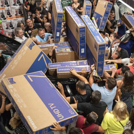 Decenas de personas compran televisores hoy, en un supermercado de la ciudad de Sao Paulo (Brasil), durante una campaña de descuentos previa al denominado "Black Friday" (Viernes Negro). El 91 % de los brasileños manifestaron que pretenden hacer alguna 