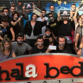 Los integrantes de la radio Hala Bedi, en solidaridad con el periodista multado por la Ley Mordaza