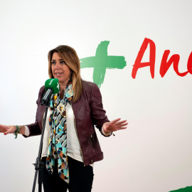 La candidata del PSOE a la Junta, Susana Díaz, durante su intervención en un acto programado de campaña en la localidad de Baeza (Jaén). EFE/José Manuel Pedrosa.