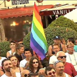 Asociaciones LGTB se concentran en Torremolinos por prohibirles un espectáculo benéfico