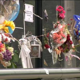 Flores en la curva de Angrois para homenajear a los 82 fallecidos