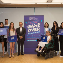 Los ganadores de la octava edición del concurso “Nos duele a todos” de la Fundación Mutua Madrileña, con su director Lorenzo Cooklin.