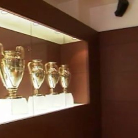 Keilor Navas posa junto a las copas