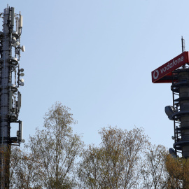 Diferentes antenas de telefonía móvil operadas por Vodafone en Berlín (Alemania). REUTERS / Fabrizio Bensch