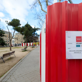 Una zona destinada a las obras de la línea 11 de Metro, en los jardines Jimena Quirós, a 3 de marzo de 2024, en Madrid (España).- Jesús Hellín / Europa Press