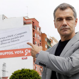 23/04/2019.- El candidato de Ciudadanos a la Generalitat, Toni Cantó, ante el cartel que han colgado para denunciar la corrupción. EFE/Kai Försterling