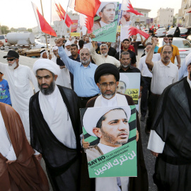 Manifestantes de Baréin protestan contra las elecciones por la prohibición de la participación de los principales partidos de la oposición. REUTERS/Hamad I Mohammed/ARCHIVO