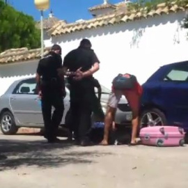 La policía controla el chalet del exconsejero de Hacienda de la Junta de Andalucía detenido ayer