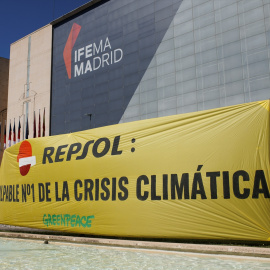 Activistas de Greepeace colocan una pancarta durante una acción de Greenpeace, mientras se celebra la Junta General de Accionistas de Repsol, en el Palacio de Congresos de Madrid, a 10 de mayo de 2024.Alejandro Martínez Vélez / Europa Press