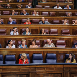 25/08/2022-La vicepresidenta segunda y ministra de Trabajo y Economía Social, Yolanda Díaz (i) y la ministra de Justicia, Pilar Llop (d), aplauden durante una sesión plenaria, en el Congreso de los Diputados, a 25 de agosto de 2022, en Madrid