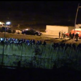 Cientos de inmigrantes intentan de nuevo entrar en Melilla
