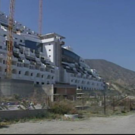 La Junta de Andalucía comprará los terrenos del Algarrobico para demolerlo