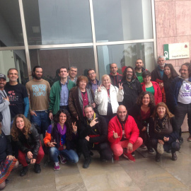 Activistas a favor de la legalización del cannabis, con Fernanda de la Figuera, en la Ciudad de la Justicia de Málaga. INFOCANNABIS.ORG