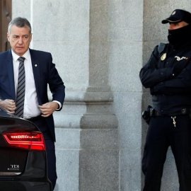 El lehendakari, Iñigo Urkullu, a su llegada al Tribunal Supremo, en el que con el exministro del Interior Juan Ignacio Zoido, el diputado de ERC Gabriel Rufián y la alcaldesa de Barcelona, Ada Colau, declaran como testigos en el juicio del procés.- EFE