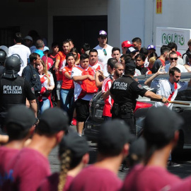 Integrantes de la policía argentina dirigen a aficionados de River Plate hoy en el partido de la final de la Copa Libertadores entre River Plate y Boca Juniors en el estadio Monumental en Buenos Aires (Argentina). EFE/ Luna Maximiliano