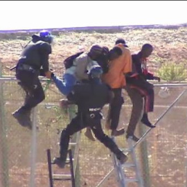La Guardia Civil entrega a medio centenar de inmigrantes a Marruecos en la frontera de Melilla