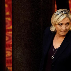 La líder del partido ultraderechista francés Frente Nacional (FN), Marine Le Pen (izq) visita el Parlamento de Sofía, en Bulgaria, hoy 16 de noviembre de 2018. EFE/ Vassil Donev