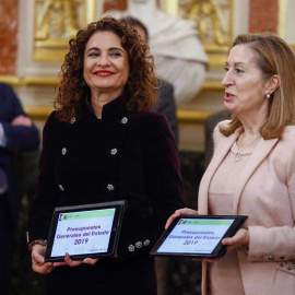 La ministra de Hacienda, María Jesús Montero (i), hace entrega a la presidenta del Congreso de los Diputados, Ana Pastor (d), el Proyecto de Presupuestos Generales del Estado para 2019. (EFE | EMILIO NARANJO)