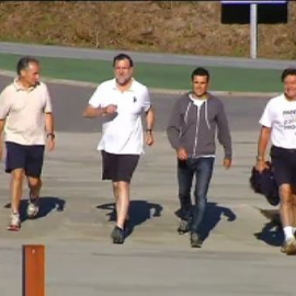 Rajoy comparte caminata con el triatleta Gómez Noya