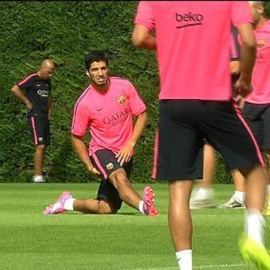 Luis Suárez se lo pasa en grande en el entrenamiento del Barça