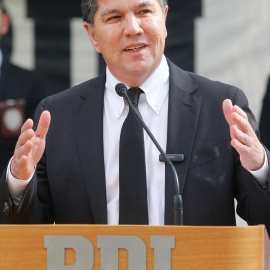 El subsecretario del Interior de Chile, Manuel Monsalve, anuncia la detención de una banda que llevó a cabo un robo en marzo en el aeropuerto de Santiago