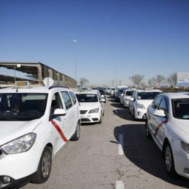 Un grupo de taxistas en el aeropuerto Adolfo Suárez Madrid-Barajas. / EUROPA PRESS