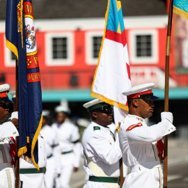 Miembros de la Real Fuerza de Policía de Bahamas, durante la ceremonia de proclamación de Carlos III como el nuevo Jefe de Estado, en la capital, Nassau. REUTERS/Dante Carrer