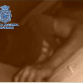 La Policía Nacional descubre a un joven marroquí oculto en el eje de un autobús