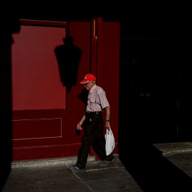 Un pensionista camina por una calle del centro de Madrid. REUTERS/Juan Medina