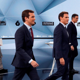 Pablo Iglesias (Unidas Podemos), Pablo Casado (PP), Albert Rivera (Cs), y Pedro Sánchez (PSOE) antes del inicio del segundo debate electoral a cuatro en la sede de Atresmedia, en Madrid. EFE/JuanJo Martin