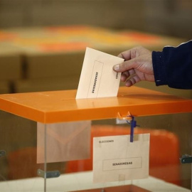 Un ciudadano introduciendo su papeleta en la urna./ EP