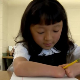 Sara Hinesley, ganadora de un concurso de caligrafía nacional. Captura de un vídeo.