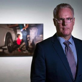 El fotógrafo John Moore, premio World Press Photo 2019, posa junto a su foto '' Crying girl on the Border''. EFE