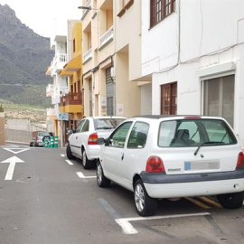 Medios de comunicación permanecen en las puertas de la vivienda del presunto autor de la muerte de su mujer y su hijo de 10 años en Adeje. EFE