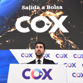 El fundador y presidente ejecutivo de Cox, Enrique Riquelme, interviene durante el acto de salida a Bolsa de su compañía, en la Bolsa de Madrid. E.P./Fernando Sánchez / Europa Press