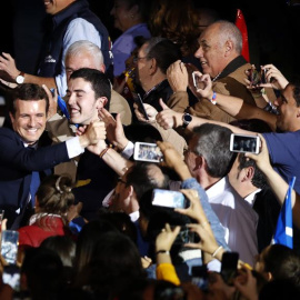 El candidato a Presidente del Gobierno por el PP, Pablo Casado (i), a su llegada al acto de cierre de campaña que los populares celebran esta tarde en el Palacio de los Deportes de Madrid. EFE