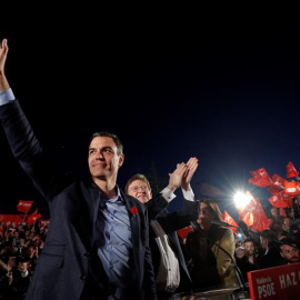 26/04/2019.- El presidente del Gobierno, Pedro Sánchez (i), y el president de la Generalitat Valenciana, Ximo Puig (c), protagonizan en el Parque Central de Valencia el cierre de la campaña del PSOE para las elecciones generales y las autonómicas valen