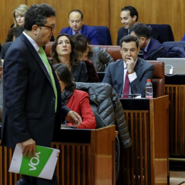 El líder de Vox en Andalucía, Francisco Serrano, pasa ante el candidato Juanma Moreno (c-d), en el Parlamento de Andalucía. - EFE