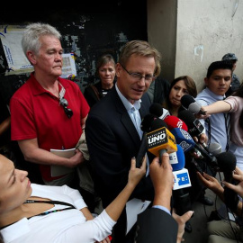 El cónsul honorífico de Suecia en Quito, Ola Ernberg (c), junto al padre del experto informático Ola Bini, Dag Gustafsson (2i), habla a los medios durante la visita a Ola Bini, en un centro de reclusión este martes, en Quito (Ecuador). El Gobierno de 