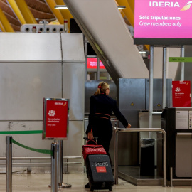 Una azafata en la zona de embarque en la T4 del Aeropuerto Adolfo Suárez Madrid