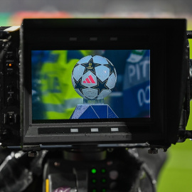 Cámara de televisión capta un balón de fútbol.