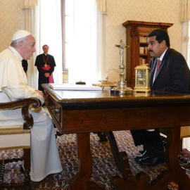 El Papa Francisco habla con el presidente de Venezuela Nicolás Maduro en el Vaticano. 17 de junio de 2013. REUTERS/Andreas Solaro/Pool