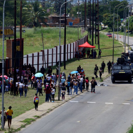 Familiares de reclusos arrestados tras las protestas esperan noticias en Tocuyito, estado de Carabobo, Venezuela, a 25 de octubre de 2023.
